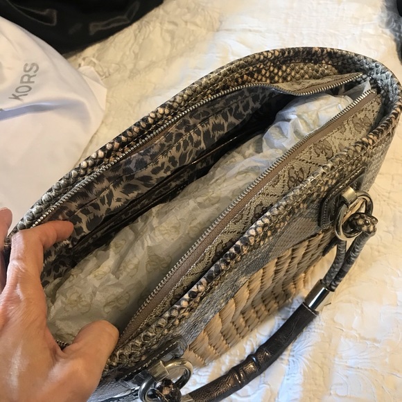 COPY - Guess Straw Bag - Picture 4 of 10